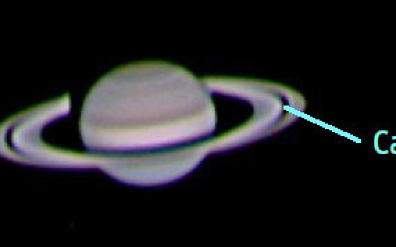 A Szaturnusz a sülysápi Tápiómenti Bemutató Csillagvizsgáló főműszerével Fodor Antal felvételén. Jó körülmények között akár szabad szemmel is hasonló látványt tárhat elénk a bolygó. A Cassini-rés is látványos, ezt külön jelöltük. Időpont: 2022. 10. 16. 18:02 UT; Forrás: www.eszlelesek.mcse.hu