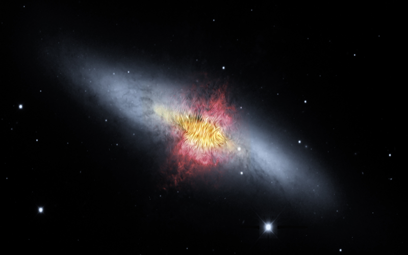 Az M82 galaxis és annak a SOFIA által mért mágneses tere (vonalak), melyek az erős csillagszél eredményeként a galaxis síkjára merőlegesek. Piros színnel a hidrogén színképvonalában mért kifúvások láthatók (a Kitt Peak Obszervatórium adatai alapján), míg a sárga szín a közeli és középinfravörös felvételek kombinációja a SOFIA és Spitzer-űrtávcső mérései alapján. Forrás: NASA/SOFIA; NASA/JPL-Caltech 