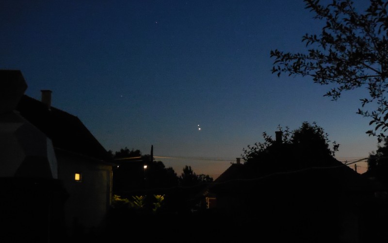 A Vénusz (lent) és a Jupiter (fent) szoros együttállása Hadházi László felvételén 2015-ben. Ekkor a két bolygó szinte pontosan ugyanolyan közel látszotttávol volt egymáshoztól, mint most lesz. Időpont: 2015. 06. 30. 19:00 UT Forrás: www.eszlelesek.mcse.hu 