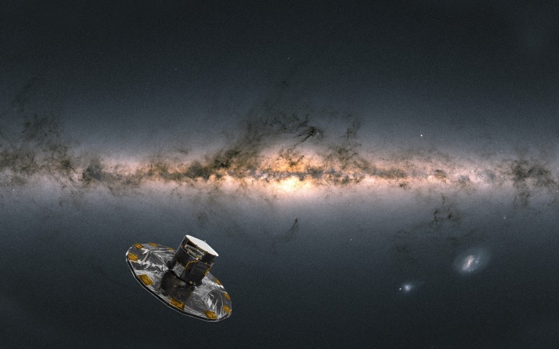 Az ESA Gaia űrtávcső, háttérben a Gaia által megfigyelt 1.8 milliárd csillag alapján készített képpel. [Credits: Ga-ia: ESA/ATG medialab; Tejútrendszer: ESA/Gaia/DPAC; A. Moitinho]