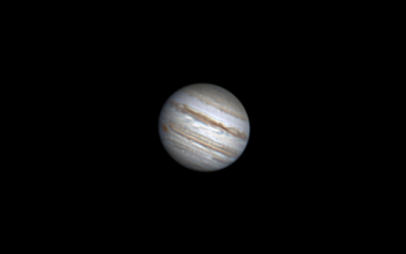 A két bolygó fényességkülönbsége: a Vénusz jelentősen fényesebb a Jupiternél. Sőt a képen a Galilei-holdak is látszanak a Jupiter körül!  Időpont: 2015. 07. 01. 20:00 UT; Forrás: Piriti János, www.eszlelesek.mcse.hu