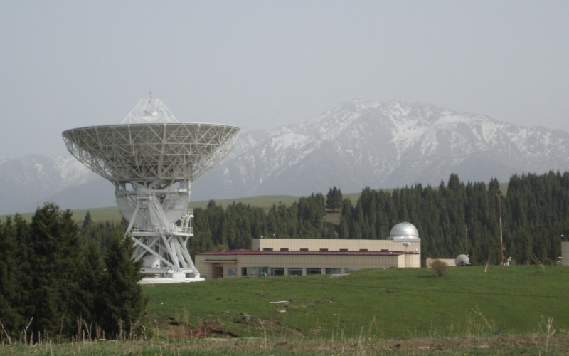 A 25 m átmérőjű Nansan (Nanshan) rádióteleszkóp, ahonnan a 4,8 GHz-es rádiómérések hosszú sorozata származik, Kína Hszincsiang (Xinchiang) tartományában épült. (A szerző felvétele) 