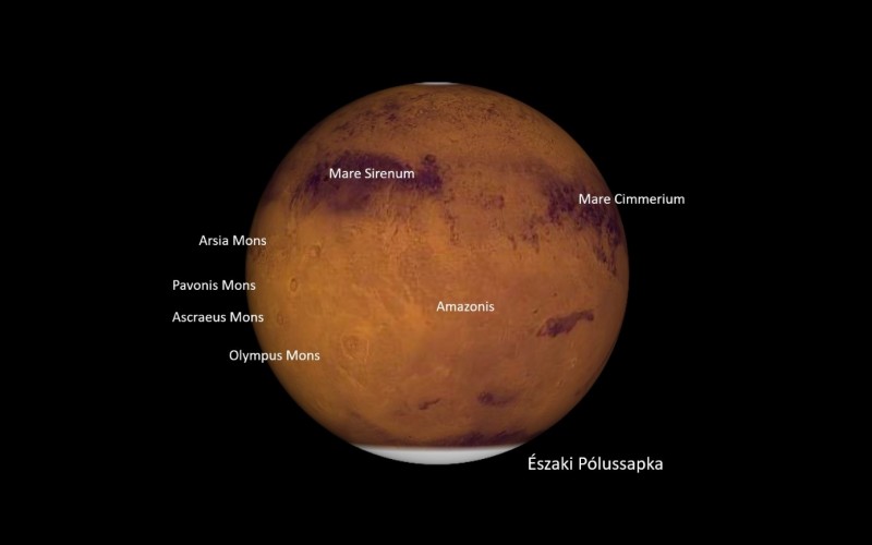 A Mars bolygó látványának szimulációja 2022.12.01-én, 21:00-kor, amikor már 46 fok magasságon tündököl az égen. Az Északi Pólussapka alul északon, a Tharsis vulkánok balra keleten, a Mare Sirenum és Cimmerium pedig fent délen húzódnak. Forrás: Annotált Winjupos szimuláció