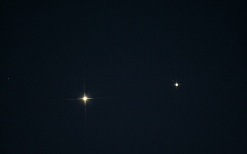 A két bolygó fényességkülönbsége: a Vénusz jelentősen fényesebb a Jupiternél. Sőt, a képen a Galilei-holdak is látszanak a Jupiter körül!  Időpont: 2015. 07. 01. 20:00 UT; Forrás: Piriti János,  www.eszlelesek.mcse.hu