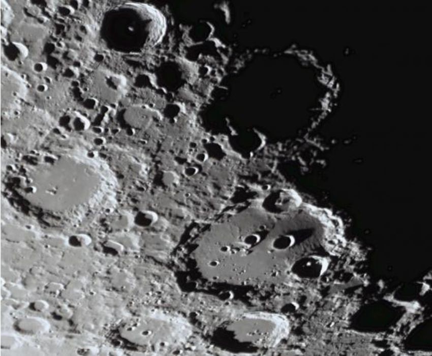 A Clavius-kráter és a benne lévő öttagú kráterlánca. A felvételt Szoboszlai Zoltán készítette, Hajdúnánáson, 2023.11.06-án. FORRÁS: eszlelesek.mcse.hu