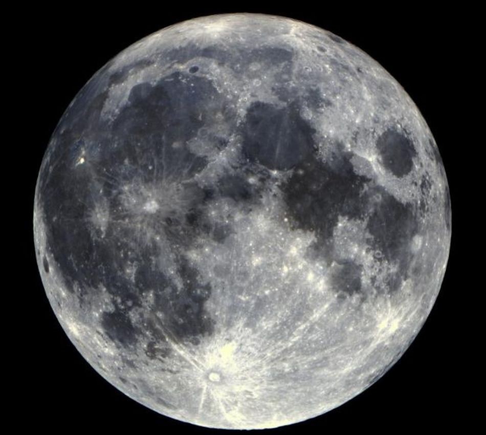 A teliholdon számos krátert és sötét színű tengert észlelhetünk. A Hold déli részén látható a Tycho sugársávos kráter. A fényképet Rosenberg Róbert készítette, Adonyban, 2022.10.19-én FORRÁS: eszlelesek.mcse.hu