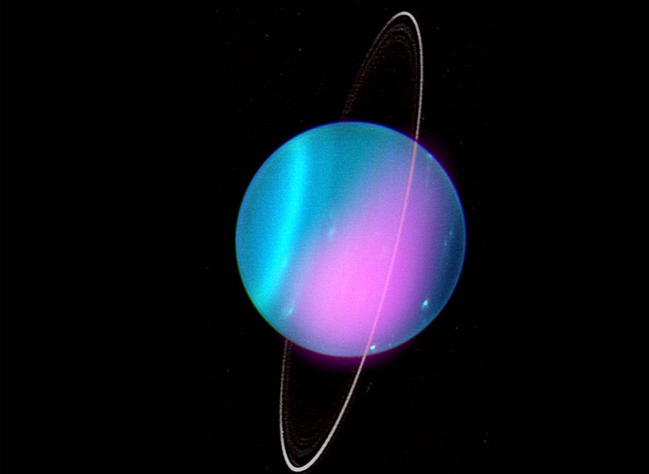 A Chandra űrtávcső altal az Uránuszról a röntgensugarak tartományában készített kép rá van vetítve a bolygó optikai képére. Látszanak a bolygó gyűrűi, és jól kivehető a hatalmas tengelyferdeség is. FORRÁS NASA/CXO/University College London/W. Dunn et al; az optikai képé: W.M. Keck Observatory
