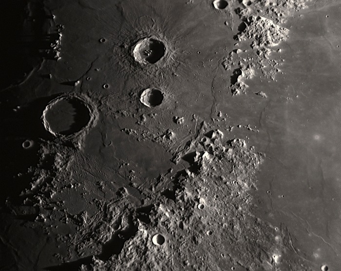 Holdunk káprázatos kráterei és hegyvonulatai - 11.28.
