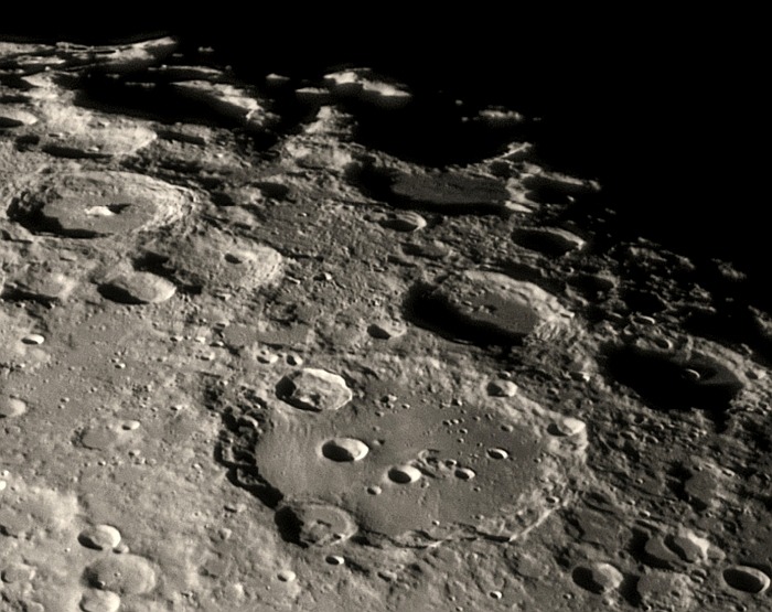 Holdunk krátercsodái és a Jupiter színes felhősávjai - 04.26.