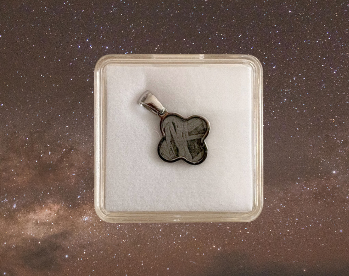 Vasmeteorit medál, lóhere alakú