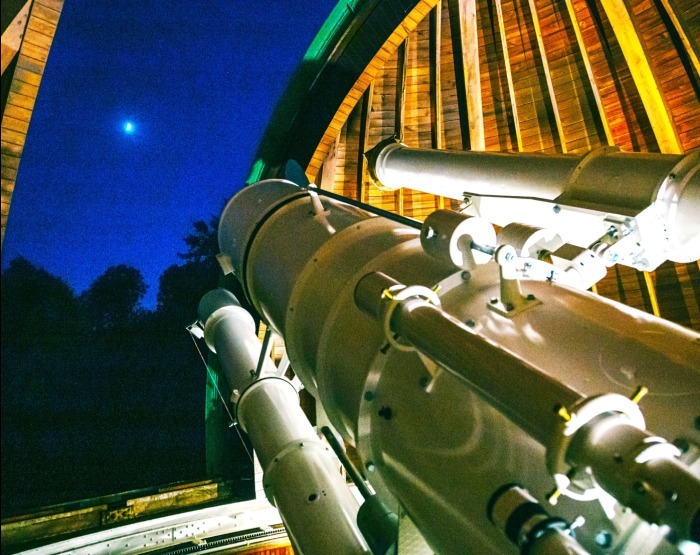 Az őszi égbolton ragyogó telihold - 11.05.